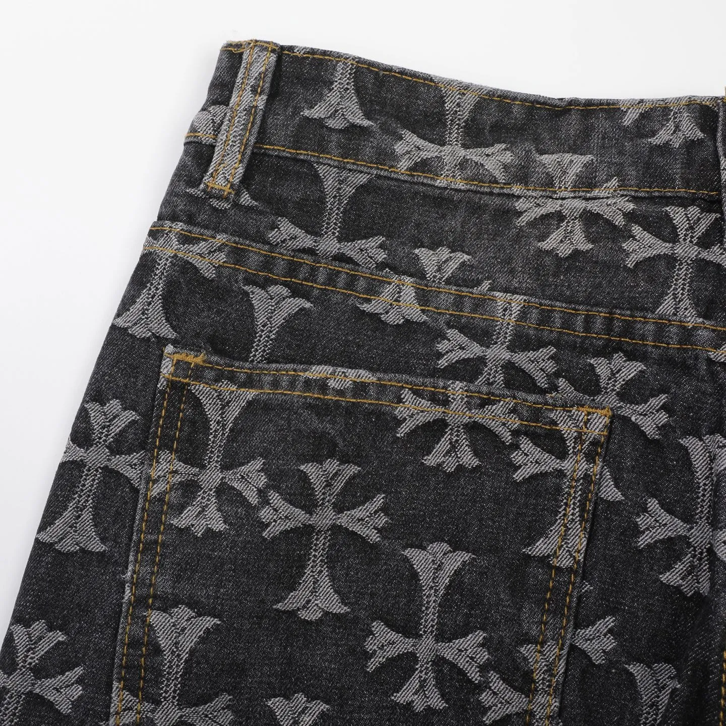 P220 [Black] Chrome Hearts｜Chrome Hearts CH all-over jacquard bootcut jeans - the same style as those of Internet celebrities. Cross-printed jeans, with unique cross design elements and all-over printing, full of design. It is made of 100% denim cotton fabric with heavy coarse yarn count, which ensures a stiff and tough silhouette while being soft, comfortable and breathable. The lapel is designed with silver buttons and is full of texture.  The classic dark yellow cross logo is all over the pants. They are generous and full of personality without being exaggerated. They are perfect for spring and summer!    Custom hardware! Same style for couples!  The three standards are complete, and the non-market version of the same style for men and women is free to compare and the quality is absolutely guaranteed. Size: 28/30/32/34/36 (s-xxl) Waist: 72/77/82/87/92 Knee: 55/56.5/58/59.5/61 Pants length: 103.5/110.5/107.5/109.5/111.5